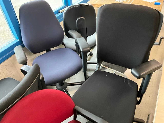 Partij kantinestoelen en bureaustoelen - afbeelding 11 van  11
