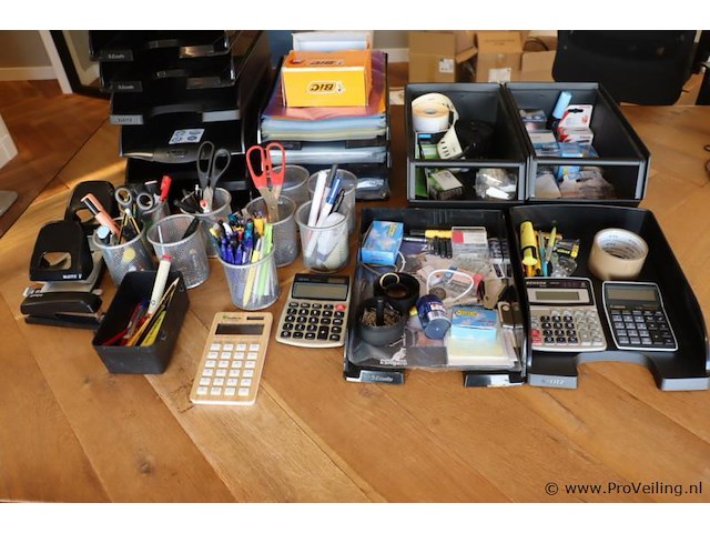 Partij kantoorartikelen bestaande uit o.a. leitz perforators, rekenmachines, nietmachine, scharen etc. - afbeelding 1 van  5