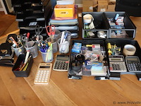 Partij kantoorartikelen bestaande uit o.a. leitz perforators, rekenmachines, nietmachine, scharen etc.