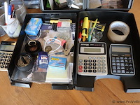 Partij kantoorartikelen bestaande uit o.a. leitz perforators, rekenmachines, nietmachine, scharen etc. - afbeelding 2 van  5