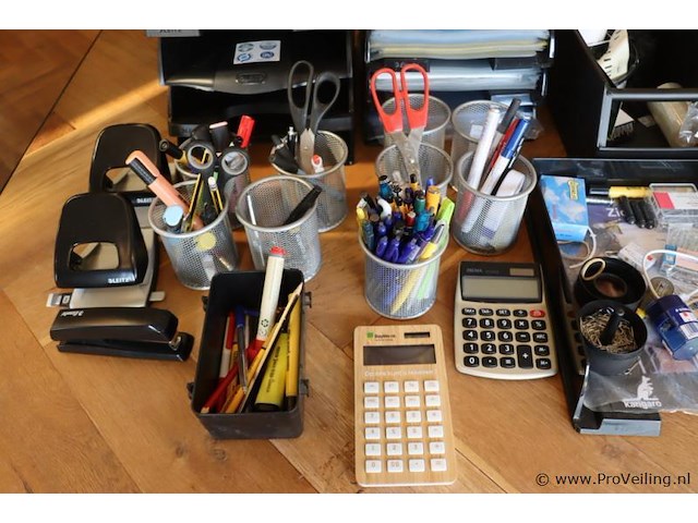 Partij kantoorartikelen bestaande uit o.a. leitz perforators, rekenmachines, nietmachine, scharen etc. - afbeelding 4 van  5