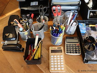 Partij kantoorartikelen bestaande uit o.a. leitz perforators, rekenmachines, nietmachine, scharen etc. - afbeelding 4 van  5