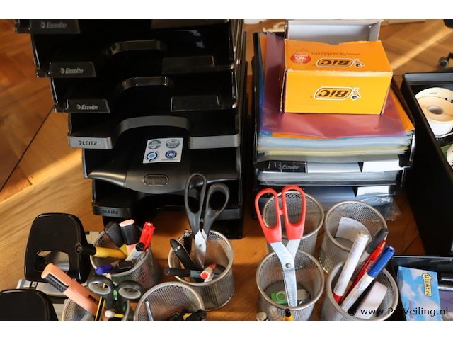 Partij kantoorartikelen bestaande uit o.a. leitz perforators, rekenmachines, nietmachine, scharen etc. - afbeelding 5 van  5
