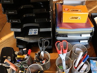 Partij kantoorartikelen bestaande uit o.a. leitz perforators, rekenmachines, nietmachine, scharen etc. - afbeelding 5 van  5