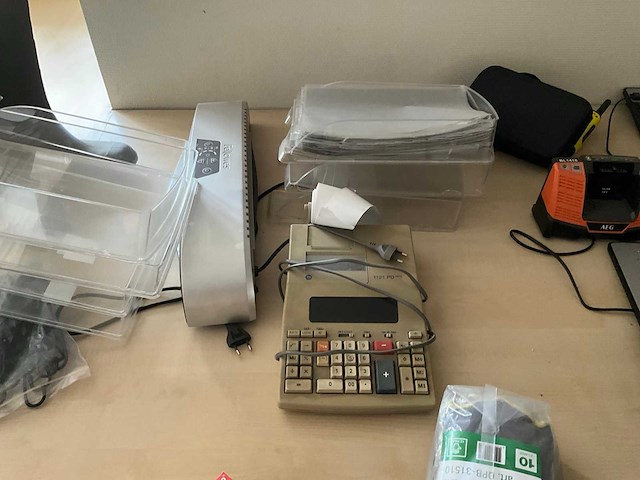 Partij kantoorartikelen en monitoren - afbeelding 2 van  15