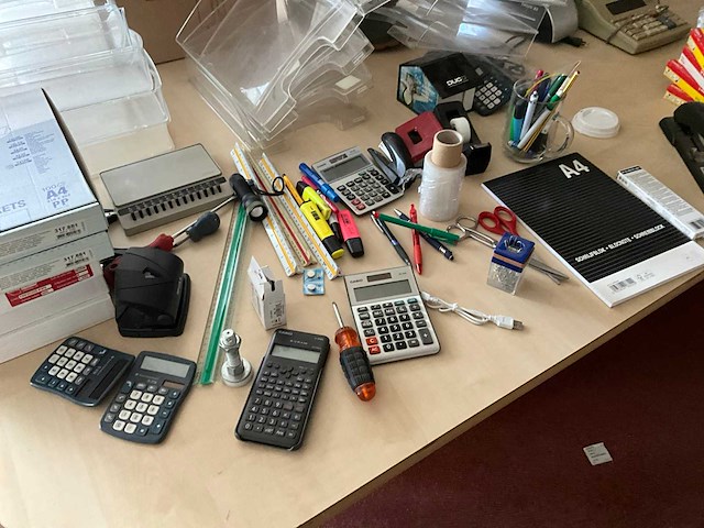 Partij kantoorartikelen en monitoren - afbeelding 3 van  15