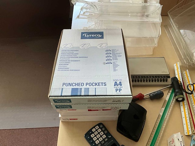 Partij kantoorartikelen en monitoren - afbeelding 4 van  15