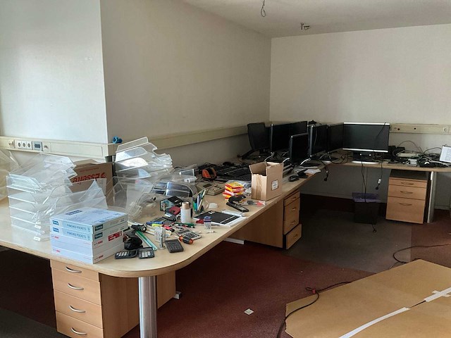 Partij kantoorartikelen en monitoren - afbeelding 1 van  15