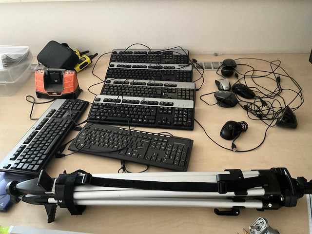 Partij kantoorartikelen en monitoren - afbeelding 13 van  15