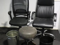 Partij kantoorbenodigdheden bestaande uit o.a. 2x bureaustoelen - afbeelding 1 van  8