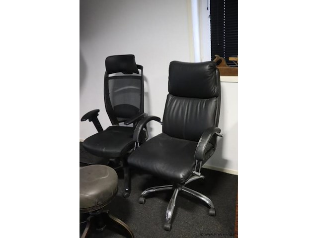Partij kantoorbenodigdheden bestaande uit o.a. 2x bureaustoelen - afbeelding 4 van  8