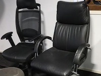 Partij kantoorbenodigdheden bestaande uit o.a. 2x bureaustoelen - afbeelding 4 van  8