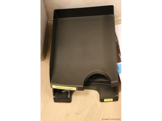 Partij kantoorbenodigdheden bestaande uit o.a. perforator, rekenmachine, nietmachines & archiveerbakken - afbeelding 2 van  11