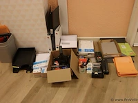 Partij kantoorbenodigdheden bestaande uit o.a. perforator, rekenmachine, nietmachines & archiveerbakken