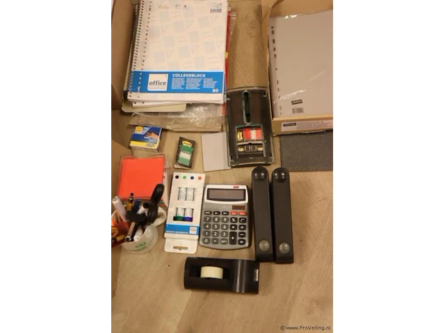Partij kantoorbenodigdheden bestaande uit o.a. perforator, rekenmachine, nietmachines & archiveerbakken - afbeelding 6 van  11