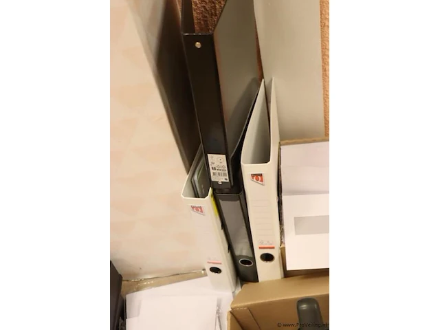 Partij kantoorbenodigdheden bestaande uit o.a. perforator, rekenmachine, nietmachines & archiveerbakken - afbeelding 9 van  11