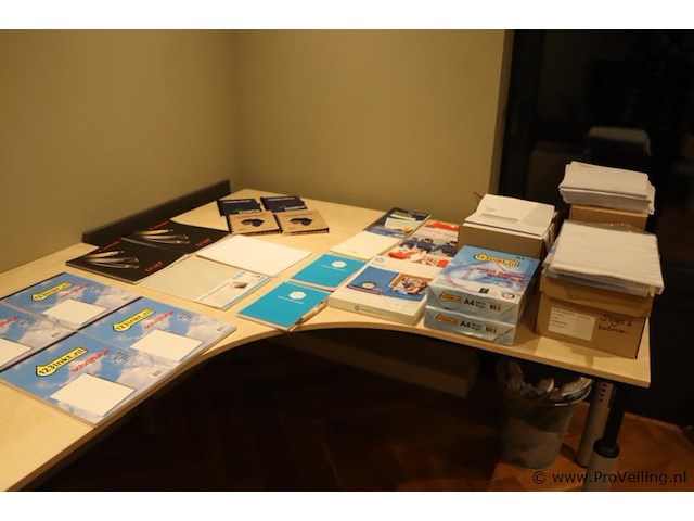 Partij kantoorbenodigdheden bestaande uit o.a. schrijfblokken, printpapier & enveloppen - afbeelding 1 van  8