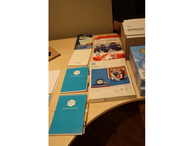 Partij kantoorbenodigdheden bestaande uit o.a. schrijfblokken, printpapier & enveloppen - afbeelding 4 van  8
