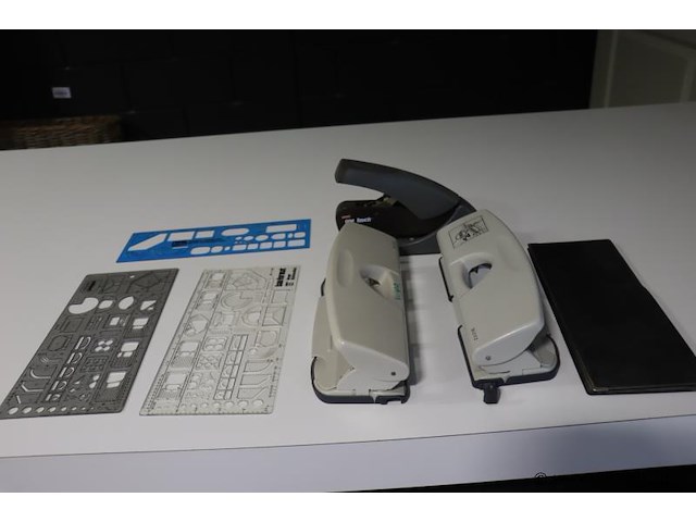 Partij kantoorbenodigdheden o.a. leitz perforators & staples one touch nietmachine - afbeelding 1 van  5