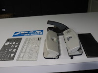 Partij kantoorbenodigdheden o.a. leitz perforators & staples one touch nietmachine - afbeelding 1 van  5