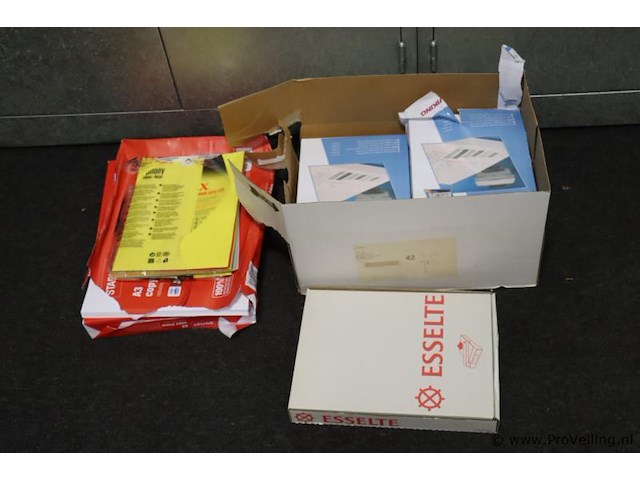 Partij kantoorbenodigdheden o.a. plastic mapjes & staples kopieerpapier - afbeelding 1 van  5
