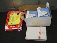 Partij kantoorbenodigdheden o.a. plastic mapjes & staples kopieerpapier - afbeelding 1 van  5