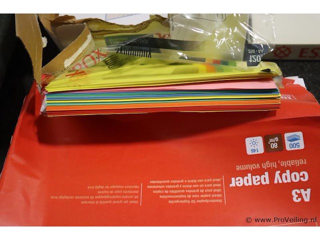 Partij kantoorbenodigdheden o.a. plastic mapjes & staples kopieerpapier - afbeelding 3 van  5