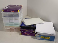 Partij kantoorbenodigdheden o.a. printpapier en archiveerbakken
