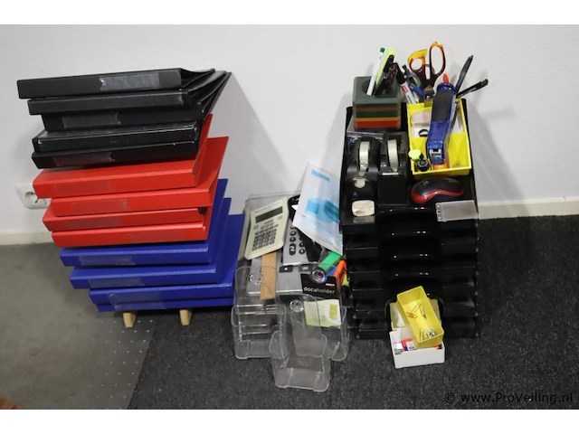 Partij kantoorbenodigdheden o.a. rekenmachines, markeerstiften, mappen & archiveerbakken - afbeelding 1 van  4