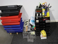 Partij kantoorbenodigdheden o.a. rekenmachines, markeerstiften, mappen & archiveerbakken - afbeelding 1 van  4