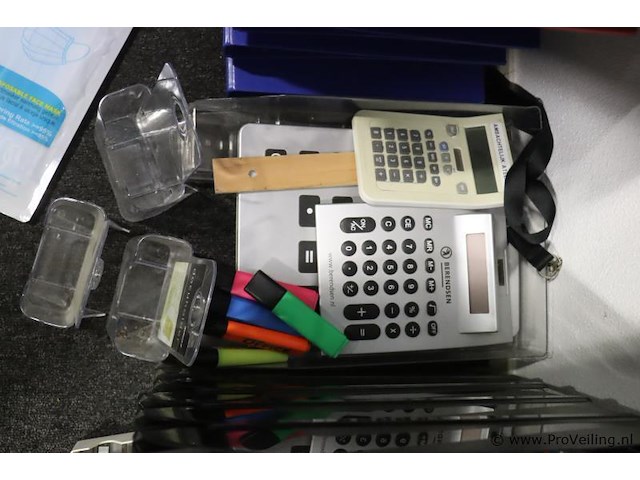 Partij kantoorbenodigdheden o.a. rekenmachines, markeerstiften, mappen & archiveerbakken - afbeelding 3 van  4