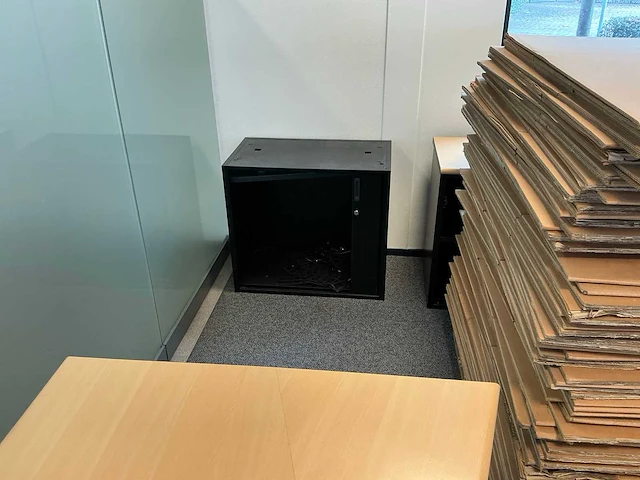 Partij kantoorinrichting en kantoormeubilair - afbeelding 28 van  28