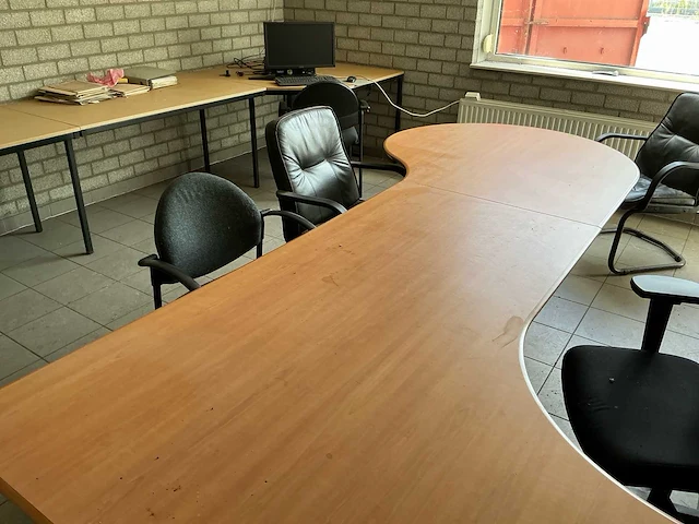 Partij kantoorinrichting met bureaus, 2 kasten en 4 stoelen - afbeelding 2 van  12