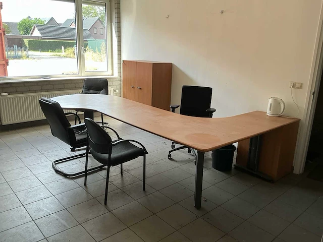 Partij kantoorinrichting met bureaus, 2 kasten en 4 stoelen - afbeelding 3 van  12