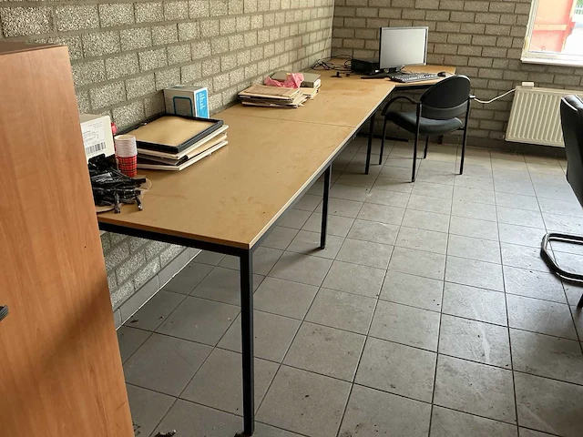 Partij kantoorinrichting met bureaus, 2 kasten en 4 stoelen - afbeelding 4 van  12