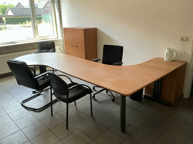 Partij kantoorinrichting met bureaus, 2 kasten en 4 stoelen - afbeelding 1 van  12