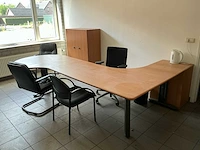 Partij kantoorinrichting met bureaus, 2 kasten en 4 stoelen