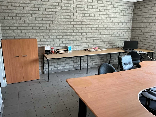 Partij kantoorinrichting met bureaus, 2 kasten en 4 stoelen - afbeelding 5 van  12