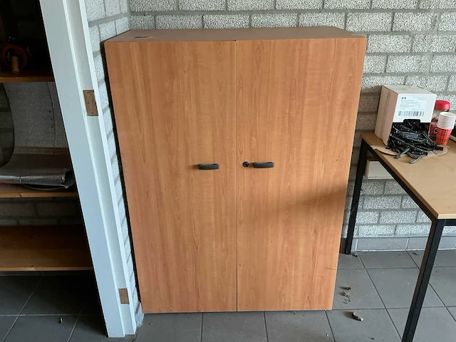 Partij kantoorinrichting met bureaus, 2 kasten en 4 stoelen - afbeelding 6 van  12