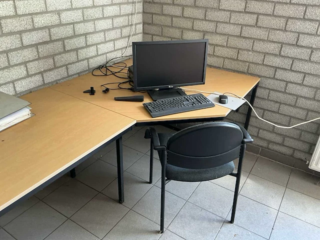 Partij kantoorinrichting met bureaus, 2 kasten en 4 stoelen - afbeelding 8 van  12