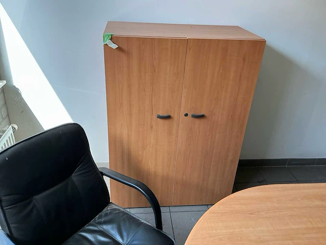 Partij kantoorinrichting met bureaus, 2 kasten en 4 stoelen - afbeelding 9 van  12