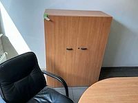 Partij kantoorinrichting met bureaus, 2 kasten en 4 stoelen - afbeelding 9 van  12
