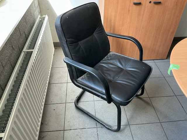 Partij kantoorinrichting met bureaus, 2 kasten en 4 stoelen - afbeelding 11 van  12