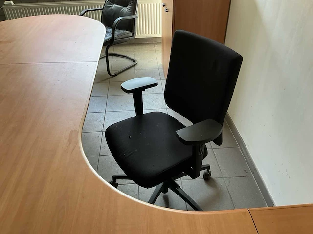 Partij kantoorinrichting met bureaus, 2 kasten en 4 stoelen - afbeelding 12 van  12