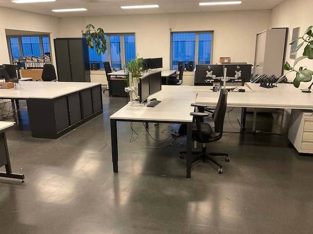 Partij kantoorinventaris - afbeelding 1 van  28