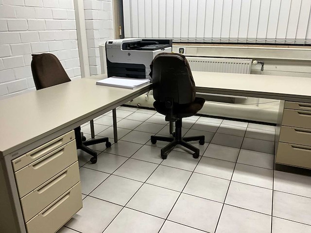 Partij kantoormeubilair en ict - afbeelding 2 van  65