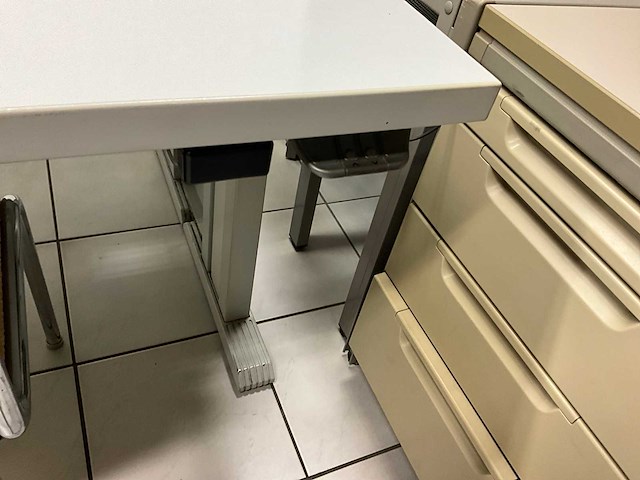 Partij kantoormeubilair en ict - afbeelding 5 van  65