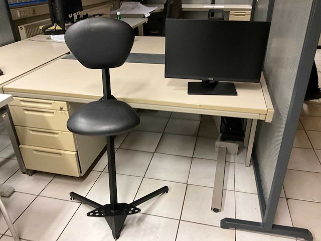 Partij kantoormeubilair en ict - afbeelding 8 van  65