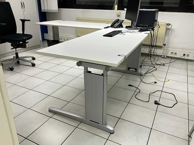 Partij kantoormeubilair en ict - afbeelding 1 van  65