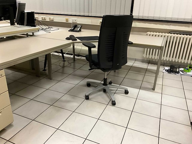 Partij kantoormeubilair en ict - afbeelding 29 van  65